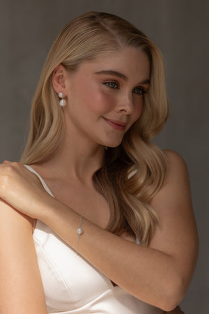 
                  
                    Load image into Gallery viewer, CHRISTIE &amp;amp; AUDREY BRIDAL SET 18K GOLD
                  
                