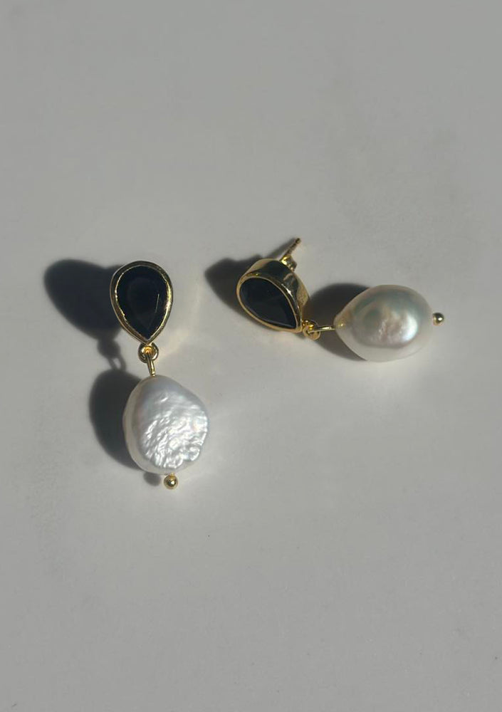 
                  
                    Load image into Gallery viewer, AUBREE BLACK EARRINGS GOLD
                  
                