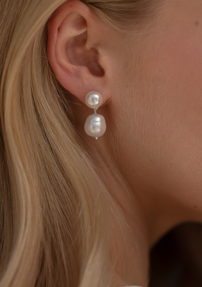 
                  
                    Load image into Gallery viewer, Silver pearl wedding earrings 
                  
                