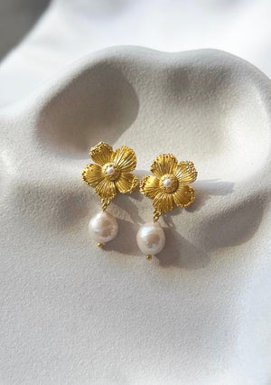 
                  
                    Load image into Gallery viewer, CECILIA PEARL BRIDAL EARRINGS 18K GOLD
                  
                