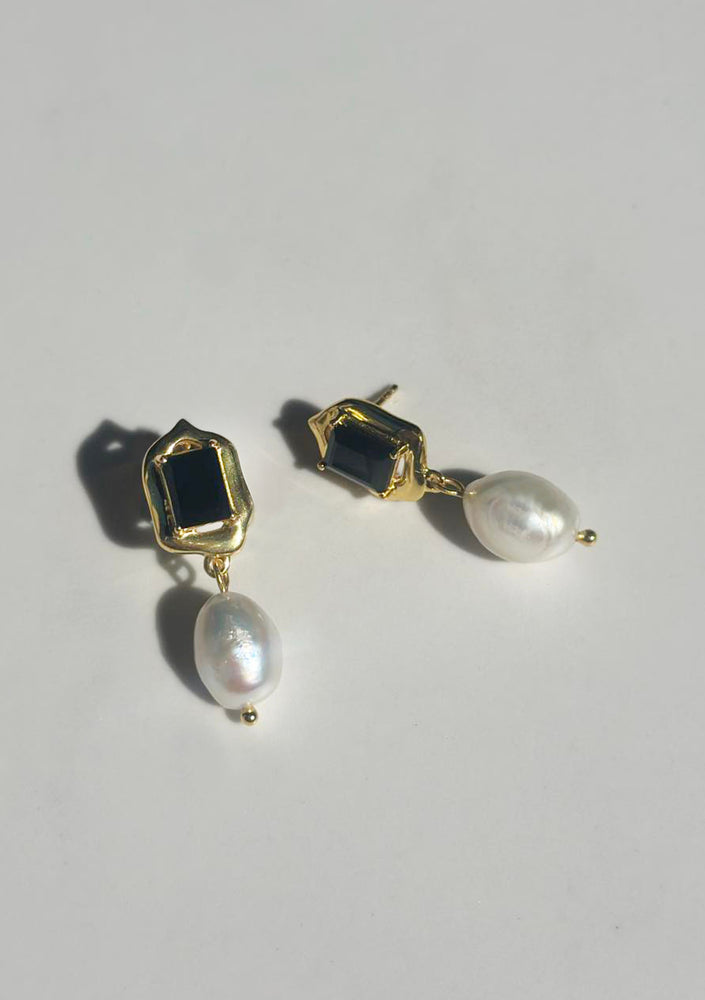 
                  
                    Load image into Gallery viewer, CELESTE BLACK EARRINGS 18K GOLD
                  
                