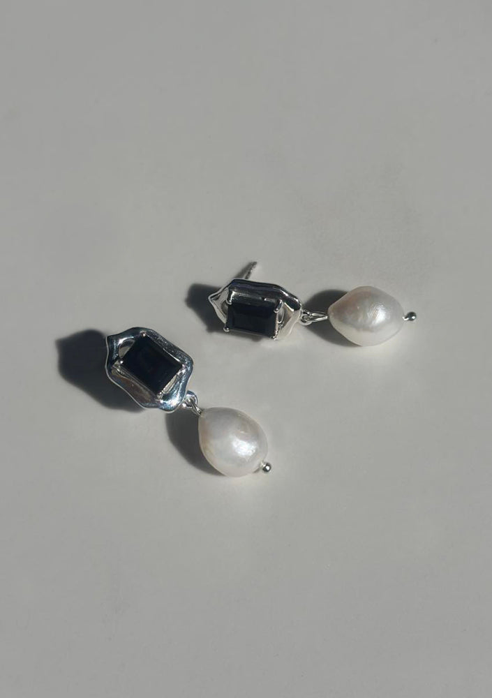 
                  
                    Load image into Gallery viewer, CELESTE BLACK EARRINGS SILVER
                  
                