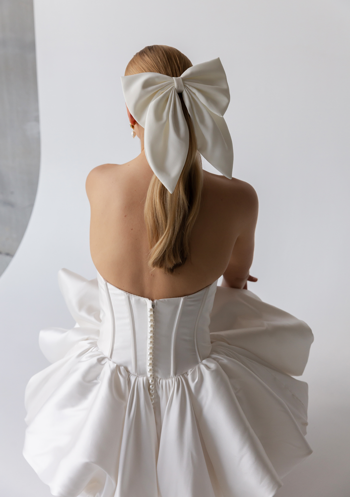 
                  
                    Load image into Gallery viewer, EMMA IVORY CREPE BOW
                  
                