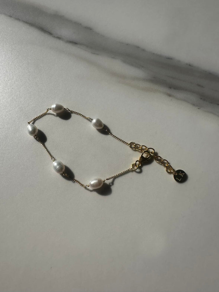 
                  
                    Load image into Gallery viewer, FAITH PEARL BRACELET 18K GOLD
                  
                