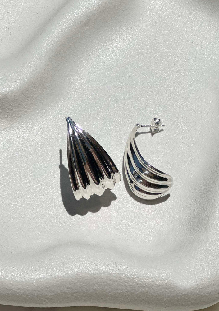 
                  
                    Load image into Gallery viewer, MIRA EARRINGS SILVER
                  
                