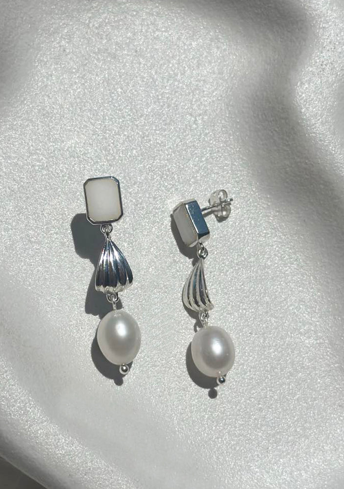 
                  
                    Load image into Gallery viewer, DYLAN EARRINGS SILVER
                  
                