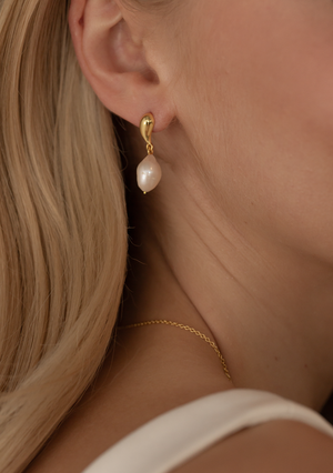 
                  
                    Load image into Gallery viewer, HAILEY BRIDAL EARRINGS 18K GOLD
                  
                