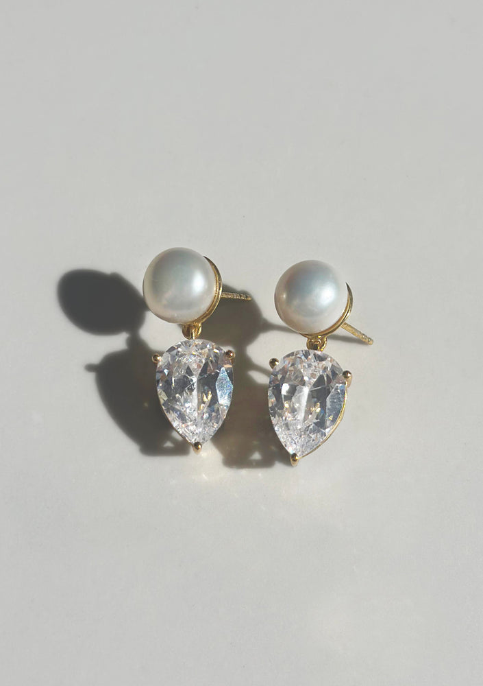 
                  
                    Load image into Gallery viewer, HARPER BRIDAL EARRINGS 18K GOLD
                  
                