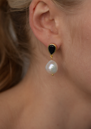 
                  
                    Load image into Gallery viewer, AUBREE BLACK EARRINGS 18K GOLD
                  
                