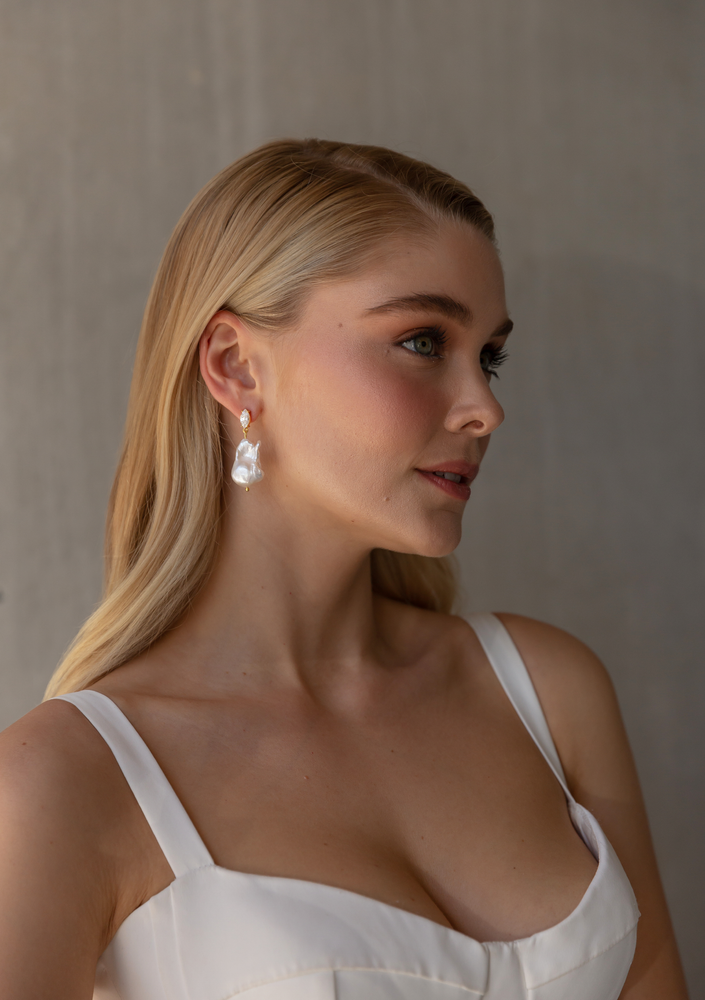 
                  
                    Load image into Gallery viewer, SKYLAR BRIDAL EARRINGS 18K GOLD
                  
                