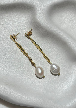 
                  
                    Load image into Gallery viewer, CORAL PEARL EARRINGS 18CT GOLD
                  
                