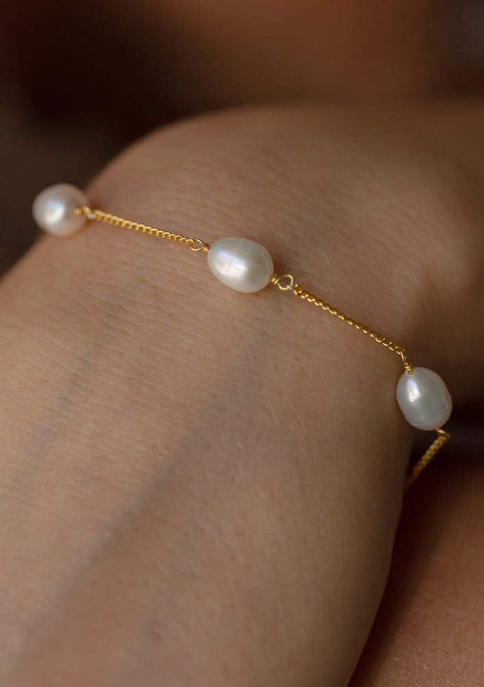 
                  
                    Load image into Gallery viewer, FAITH PEARL BRACELET 18K GOLD
                  
                