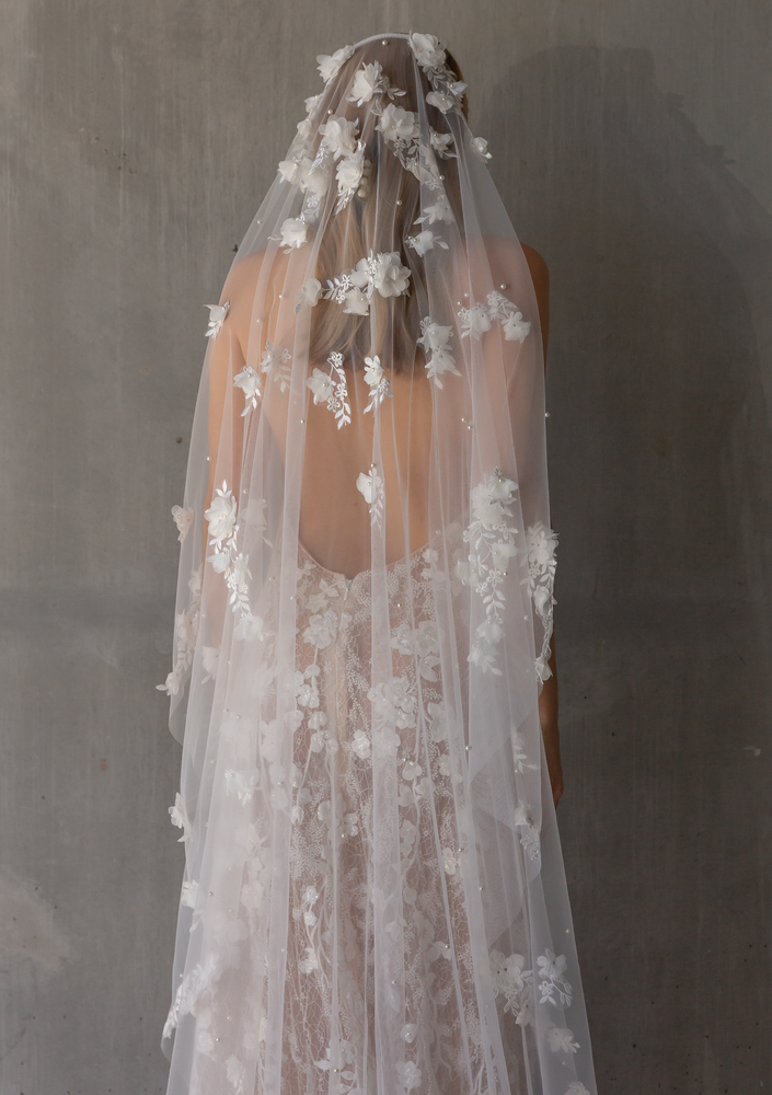 
                  
                    Load image into Gallery viewer, NADINE IVORY FLOWER LACE WEDDING VEIL
                  
                